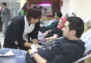 Edebiyatçılar kan bağışladı